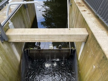 Nahaufnahme Klappenwehr Schleuse Poppenbütteler Schleuse